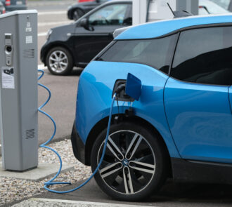 E-Auto wird an Ladestation aufgeladen