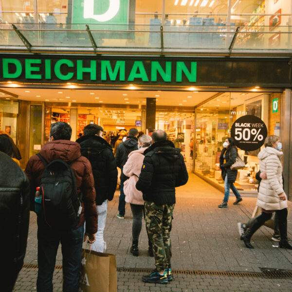 Deichmann Filiale vor der viele Leute stehen