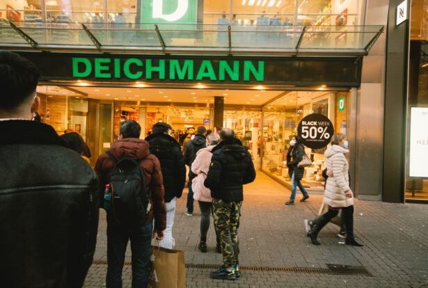 Deichmann Filiale vor der viele Leute stehen