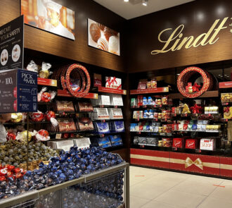 Filiale von Lindt mit vielen unterschiedlichen Schokoladen