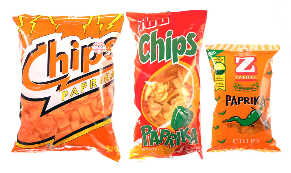 Drei Chipsverpackungen der Firma Zweifel Pomy Chips