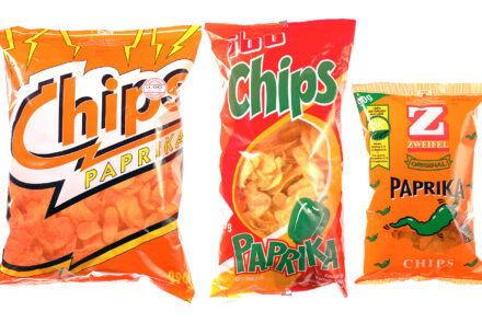 Drei Chipsverpackungen der Firma Zweifel Pomy Chips