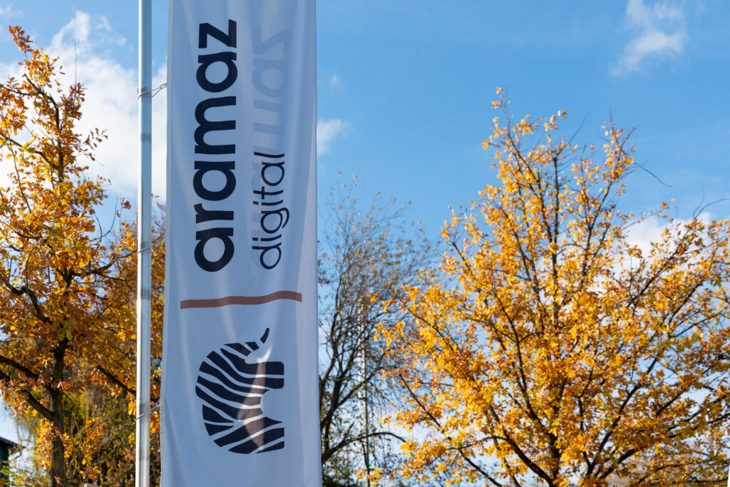 Fahne der Aramaz Digital GmbH schwenkt im Wind