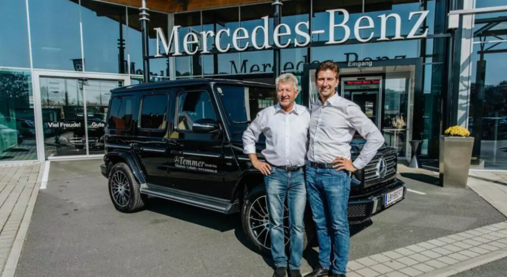 Die Geschäftsführer vom Autohaus Temmer Walter Temmer sen. und Andreas Temmer stehen vor dem Eingang zum Mercedes Autohaus. Hinter ihnen ein Mercedes in schwarz