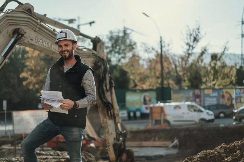 Partl Bau Mitarbeiter steht mit einem Plan in der Hand auf einer Baustelle in Leibnitz