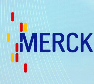 Logo von Merck in Großbuchstaben und auf türkisem Hintergrund