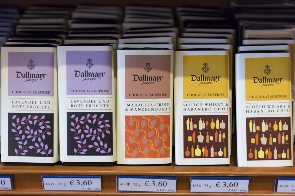 Dallmayer Chocoladen in einem Regal mit Lavendel, Maracuja-Crisp und Scotch Wisky