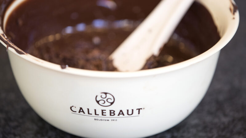 weiße Schüssel von Callebaut mit dunkler Schokolade gefüllt
