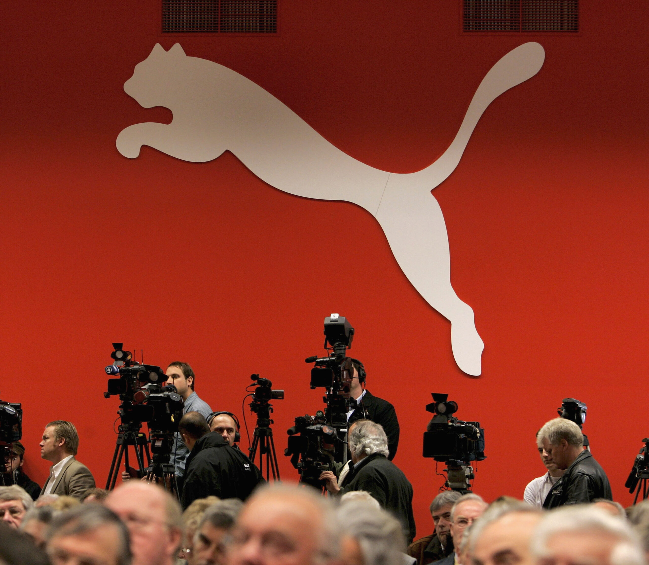 Roter Hintergrund und weißer Puma als Logo der Firma Puma