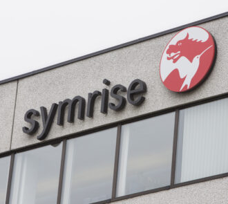 Logo von symrise auf einem Firmengebäude