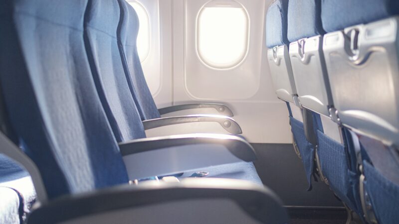 Blick auf blaue Sitze in einem Flugzeug