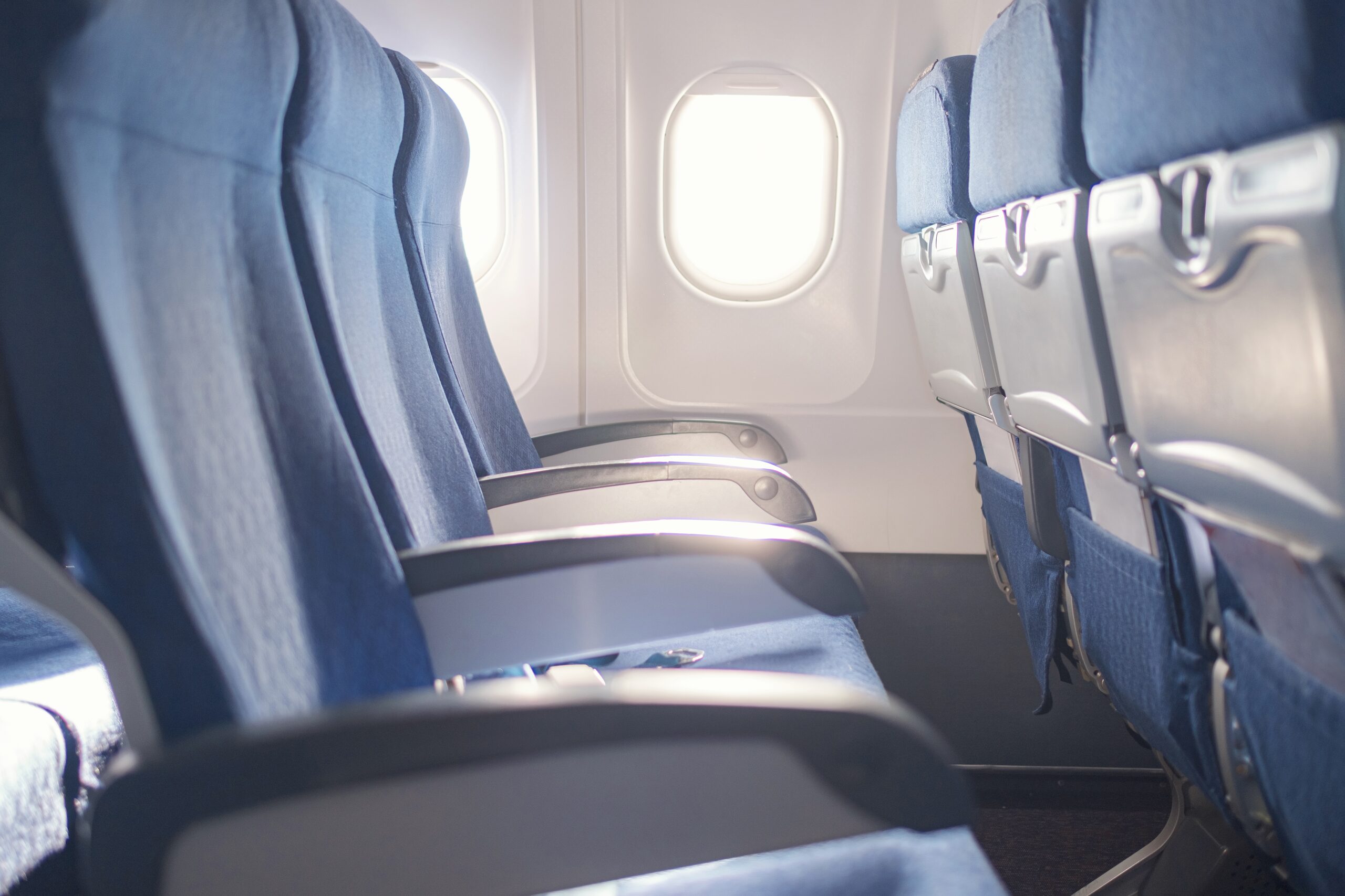 Blick auf blaue Sitze in einem Flugzeug