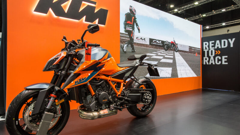 KTM Motorrad vor einer orangen Wand von KTM