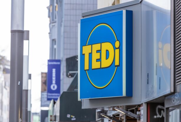 TEDi-Logo auf Hauswand