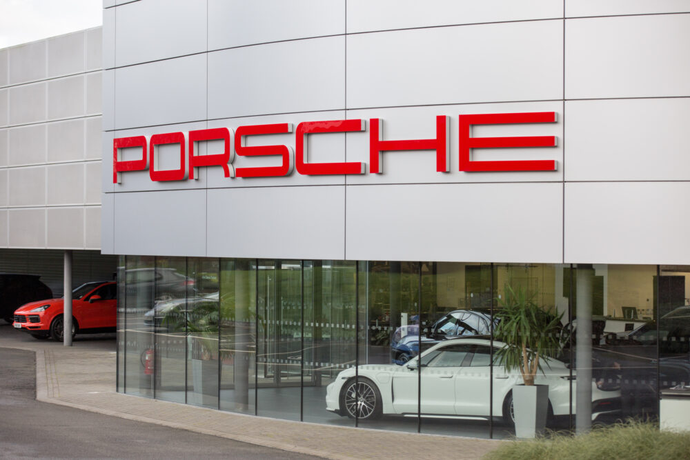 Logo von Porsche über einem Einkaufshaus