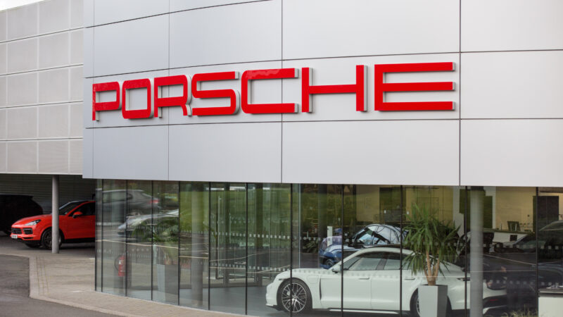 Logo von Porsche über einem Einkaufshaus