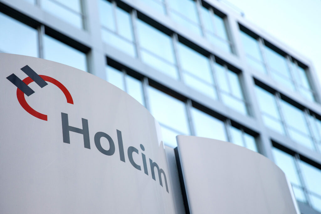 Logo von Holcim auf dem Eingang zu einem Firmengebäude