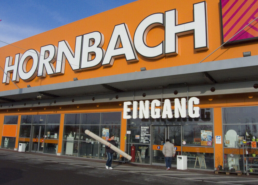 Logo von Hornbach auf einem Markt