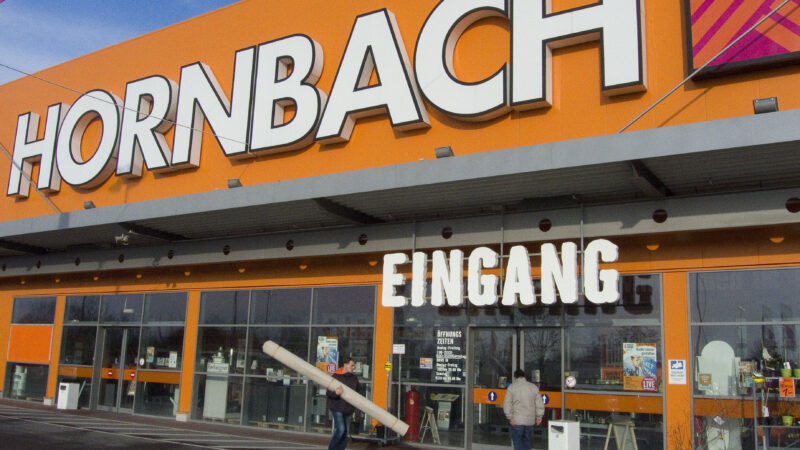 Logo von Hornbach auf einem Markt