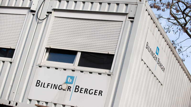 Logo von Bilfinger auf einem Container