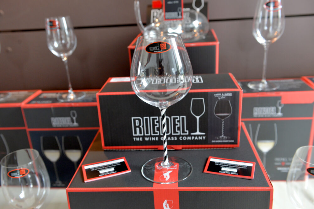 Glas von Riedel und dahinter auch die Verpackung von Riedel