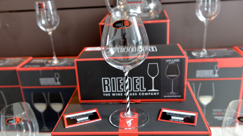 Glas von Riedel und dahinter auch die Verpackung von Riedel