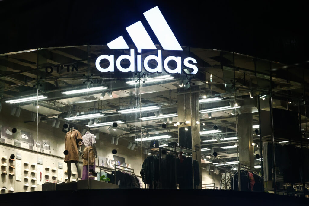 Logo von adidas auf einem Einkaufsstore