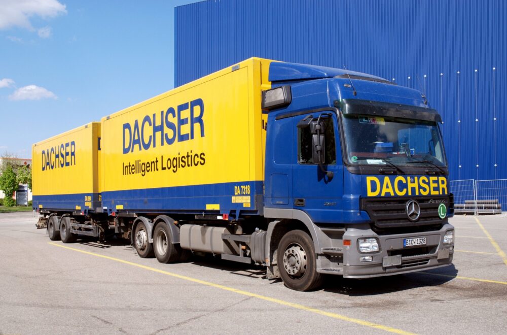 LKW von Dachser in geld blau