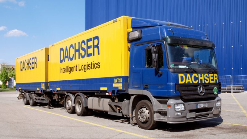 LKW von Dachser in geld blau