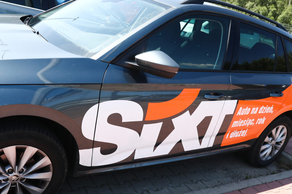 schwarzes Auto mit Sixt Logo 