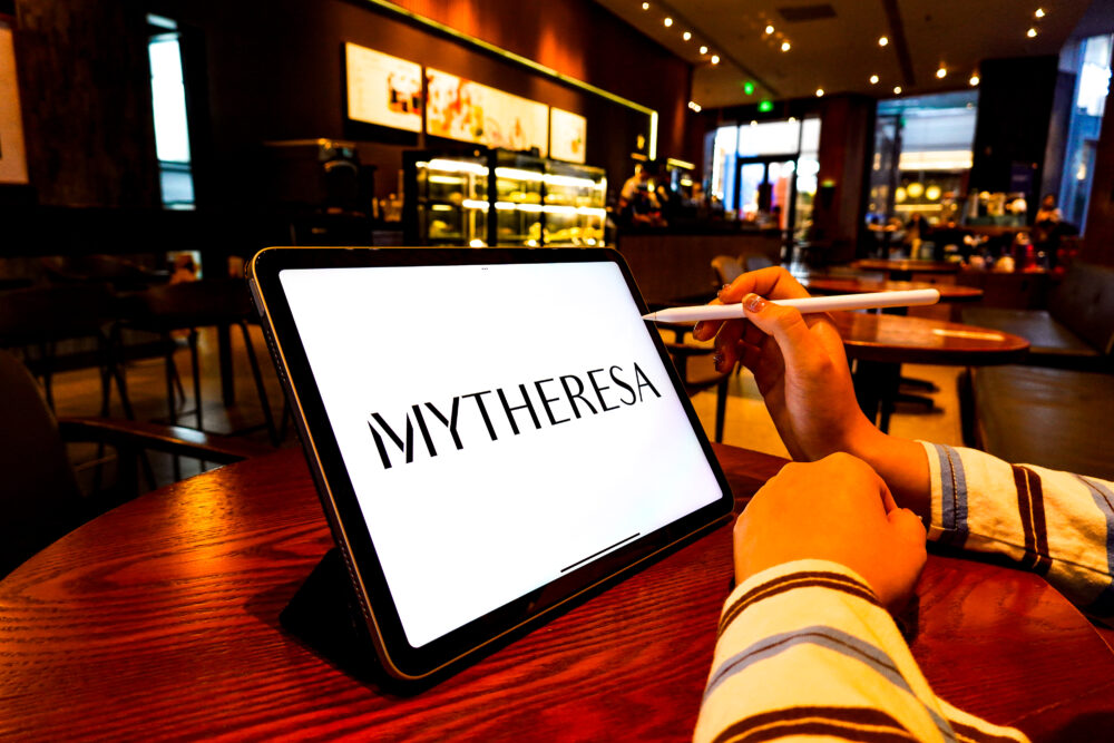 Logo von Mytheresa auf einem Tablet