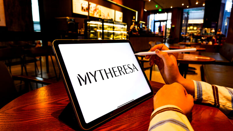 Logo von Mytheresa auf einem Tablet