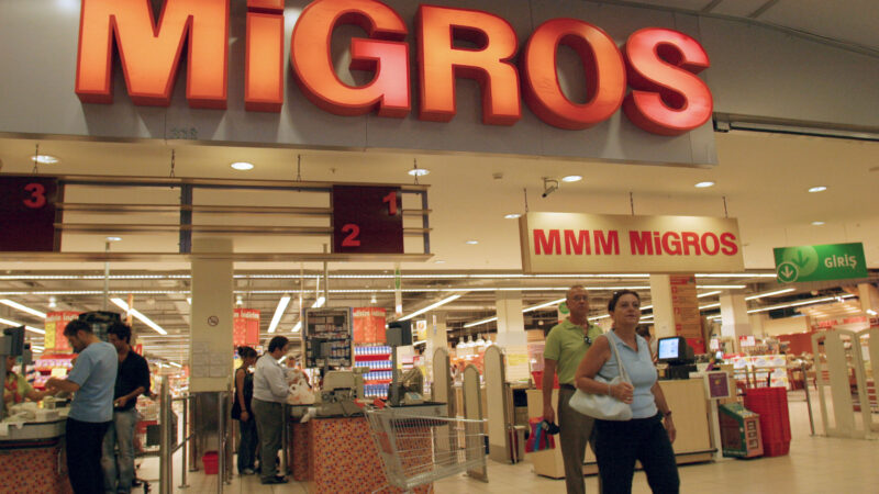 Logo von Migros über dem Eingang zu einer Filiale