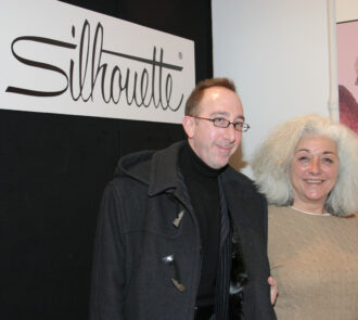 Logo von Shilhouette und davor zwei Menschen