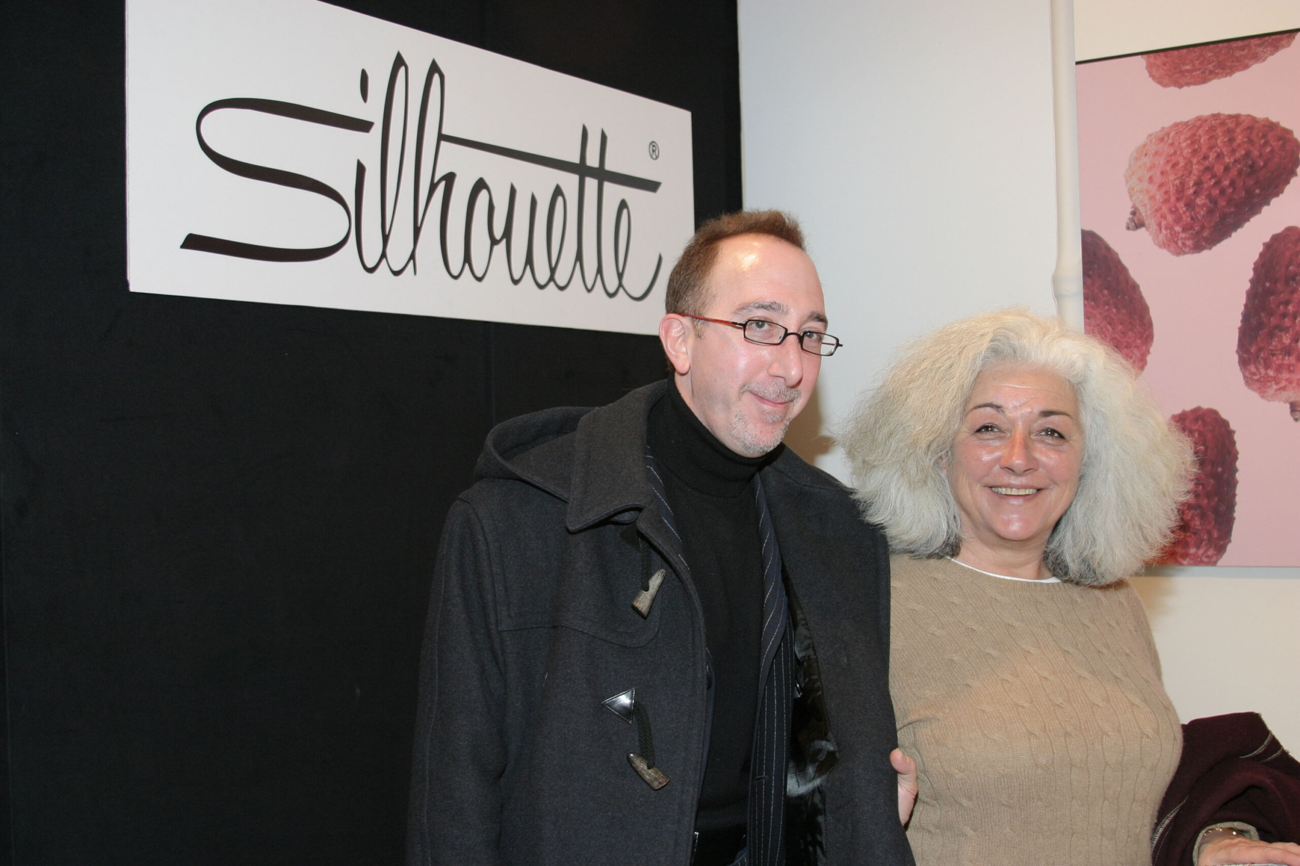 Logo von Shilhouette und davor zwei Menschen