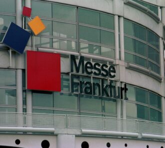 Logo von Messe Frankfurt an einem Eingang