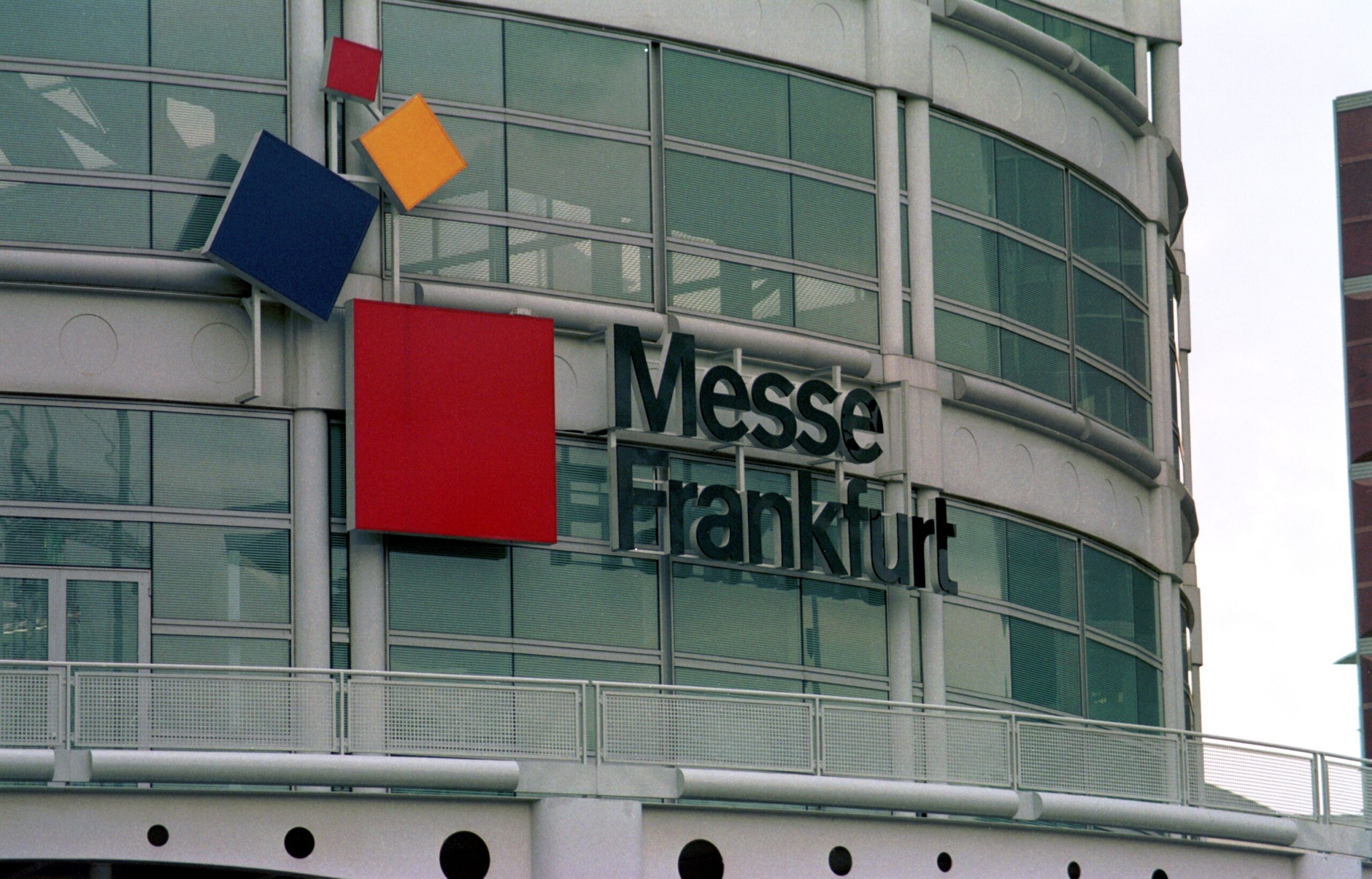 Logo von Messe Frankfurt an einem Eingang