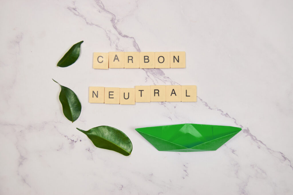 Carbon Neutral geschrieben und grüne Blätter rundherum