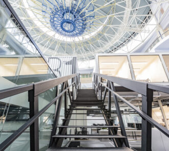 Blick auf eine Rolltreppe