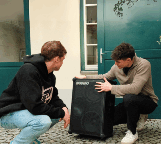 Renty bietet eine benutzerfreundliche digitale Plattform für alle, die online Veranstaltungstechnik mieten möchten. Bei Renty kann man Musikanlagen, Fotoboxen, Beamer und Lichttechnik mieten, wobei Flexibilität, Transparenz und Nachhaltigkeit im Vordergrund stehen.
