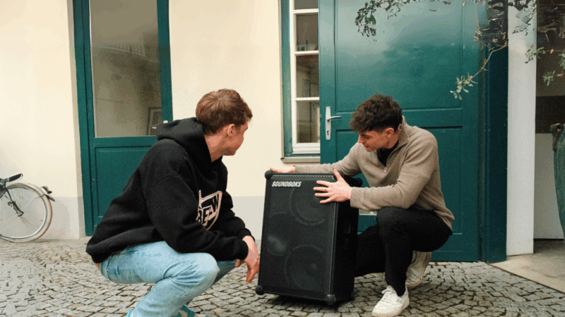 Renty bietet eine benutzerfreundliche digitale Plattform für alle, die online Veranstaltungstechnik mieten möchten. Bei Renty kann man Musikanlagen, Fotoboxen, Beamer und Lichttechnik mieten, wobei Flexibilität, Transparenz und Nachhaltigkeit im Vordergrund stehen.