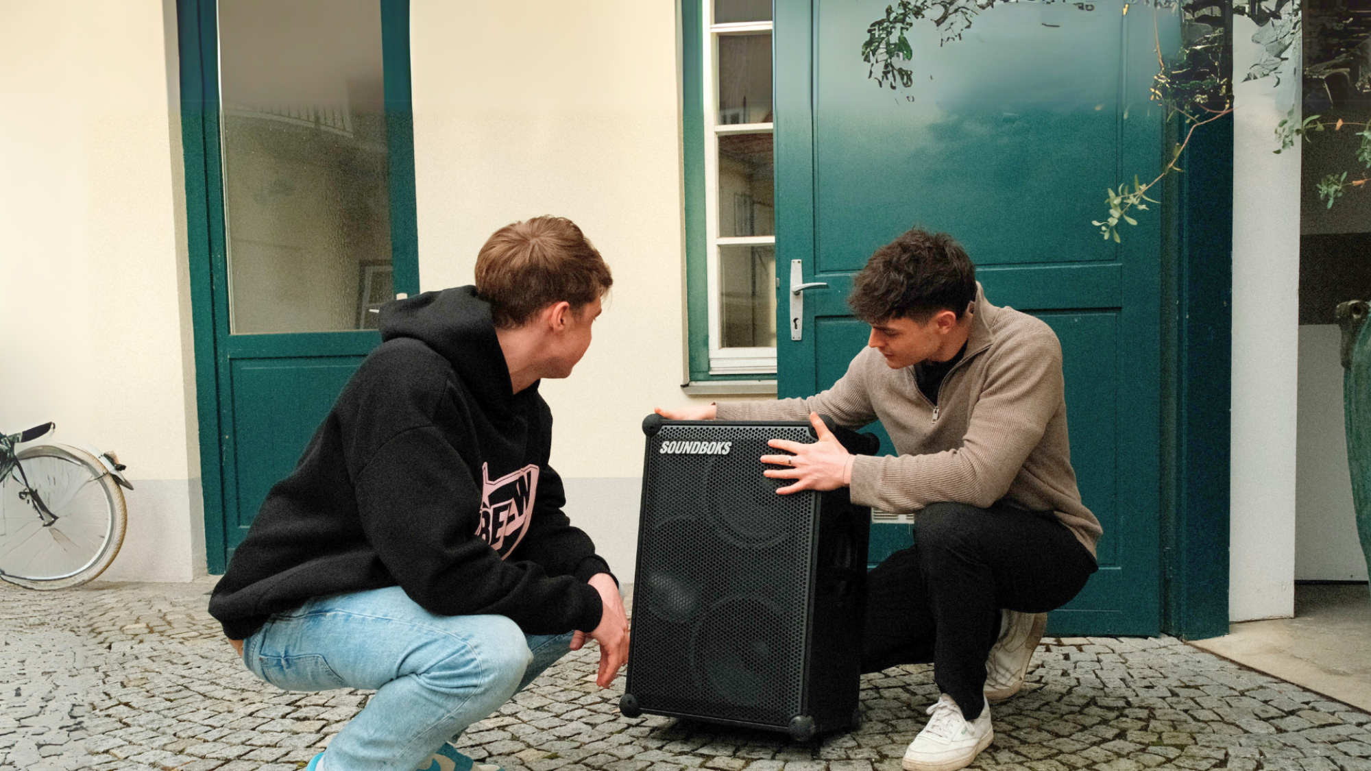 Renty bietet eine benutzerfreundliche digitale Plattform für alle, die online Veranstaltungstechnik mieten möchten. Bei Renty kann man Musikanlagen, Fotoboxen, Beamer und Lichttechnik mieten, wobei Flexibilität, Transparenz und Nachhaltigkeit im Vordergrund stehen.