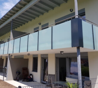 Blick auf die Fertigung und Montage bei Alfa Metall GmbH in Grafenstein, Österreich, einem führenden Unternehmen in der Herstellung von Geländern, Balkonen, Carports, Terrassenüberdachungen und Eingangsüberdachungen aus Edelstahl, Aluminium und Stahl.