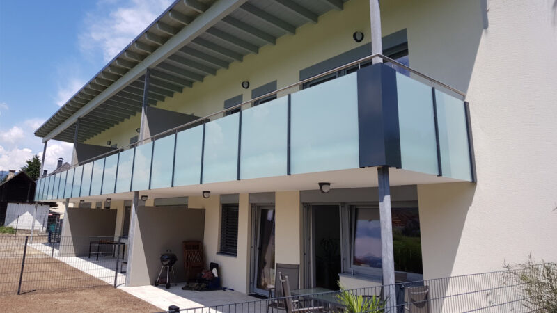Blick auf die Fertigung und Montage bei Alfa Metall GmbH in Grafenstein, Österreich, einem führenden Unternehmen in der Herstellung von Geländern, Balkonen, Carports, Terrassenüberdachungen und Eingangsüberdachungen aus Edelstahl, Aluminium und Stahl.