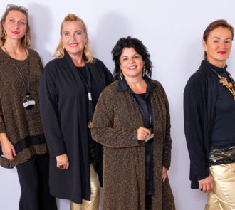 ModeWelt Manu Kainer bietet farbenfrohe, außergewöhnliche Damenmode 34–48+, Online-Shop, Private Shopping Fürstenfeld & typgerechte Mode für Frauen in AT, DE & CH.