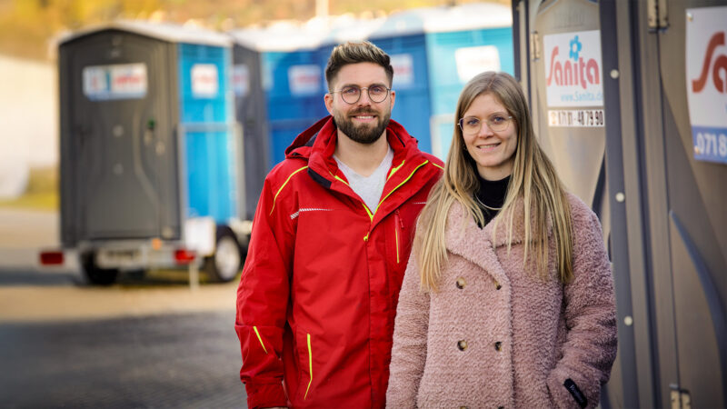 Sanita GmbH bietet mobile Toiletten und Sanitärwagen, regional und zuverlässig, für Baustellen und Events an.