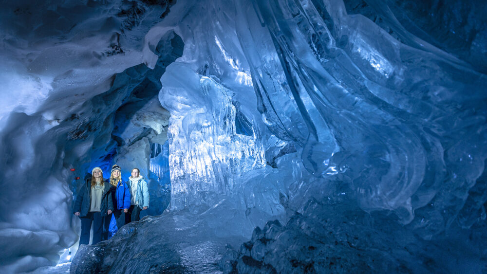 Faszinierende Eiswelt im Natureispalast am Hintertuxer Gletscher – von Führungen bis zu exklusiven Teamerlebnissen.