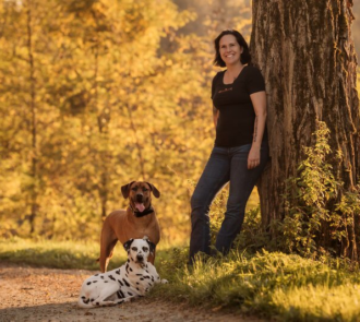GOODOGS – Ihr Coach für alle Felle: Diplom-Verhaltensbiologin Magᵃ Sabine Macherhammer aus St. Nikolai arbeitet nach dem Prinzip „Ursache statt Symptom“.
