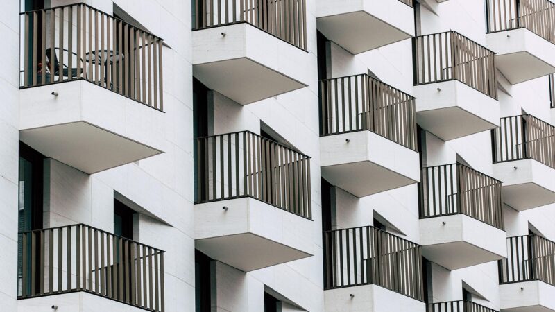 Moderne Wohnhausfassade mit begrünten Balkonen symbolisiert das Neubauprojekt von 3SI in Wien – Foto: wal_172619 / Pixabay