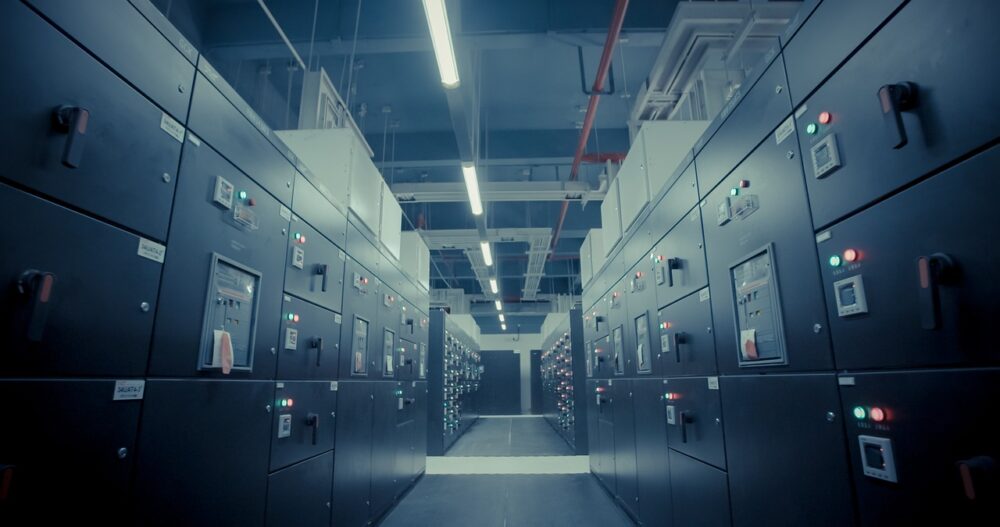 Schaltanlagen und digitale Anzeigetafeln in einer Industriehalle veranschaulichen die ABB Quartalszahlen aus dem Energie- und Automatisierungsgeschäft – Foto: Akela999 / Pixabay